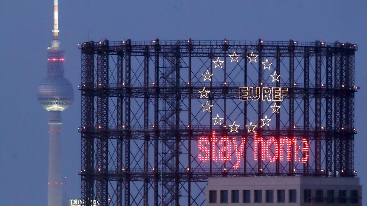 Blick auf den Gasometer Schöneberg im April 2020: "Stay home" soll die Leute in der Corona-Pandemie erinnern, zuhause zu bleiben.