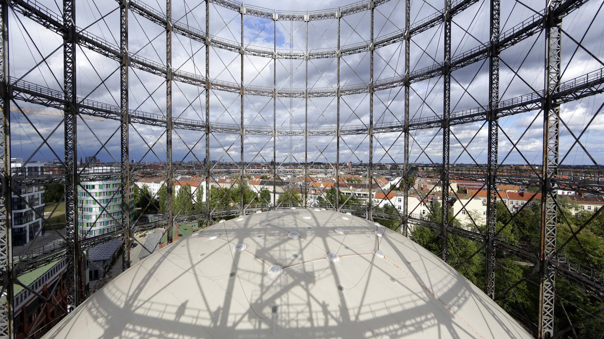 Stahlkonstruktion mit Panorama-Blick (Archivbild): Im Berliner Gasometer soll ein Bürokomplex entstehen.