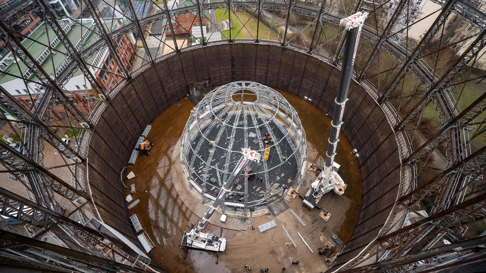 Die Veranstaltungskuppel im Innern des Gasometers wird abgebaut: Danach soll die Kuppel zum zukünftigen Euref-Campus in Düsseldorf transportiert werden.