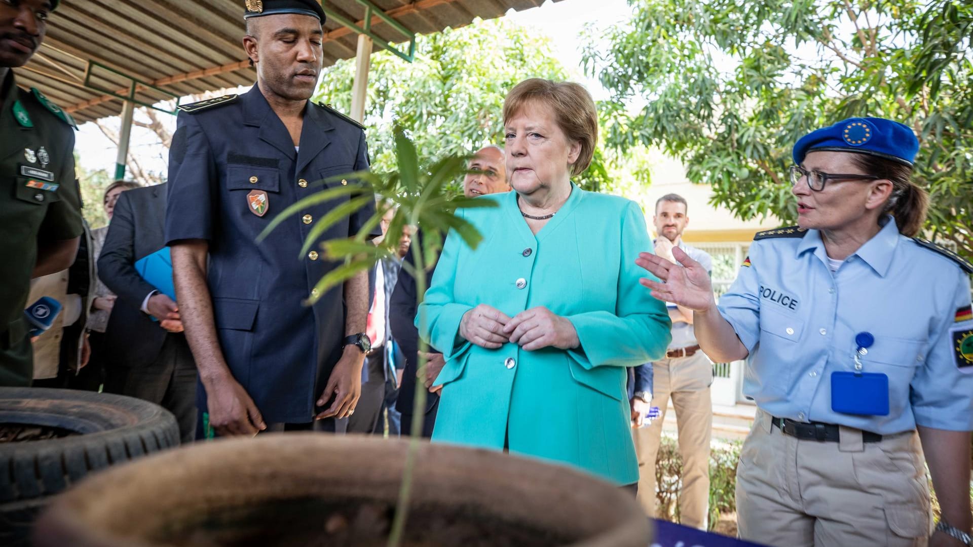 Kanzlerin Merkel und Polizistin Antje Pittelkau (Archivbild): Die Beamtin aus Berlin leitet die EU-Polizeimission in Niger. Kanzlerin Merkel und Polizistin Antje Pittelkau (Archivbild): Die Beamtin aus Berlin leitet die EU-Polizeimission in Niger.