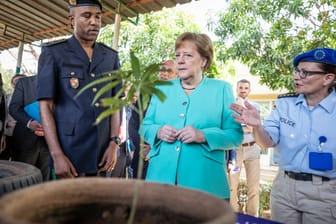 Kanzlerin Merkel und Polizistin Antje Pittelkau (Archivbild): Die Beamtin aus Berlin leitet die EU-Polizeimission in Niger.