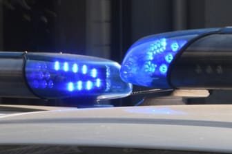 Blaulicht der Polizei: Eine junge Frau hat in Bautzen ihre eigene Entführung vorgetäuscht.