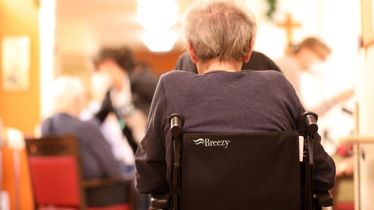 Eine alte Dame sitzt im Rollstuhl in einem Pflegeheim (Symbolbild): Der Autor hat seine Großmutter durch Covid-19 verloren.