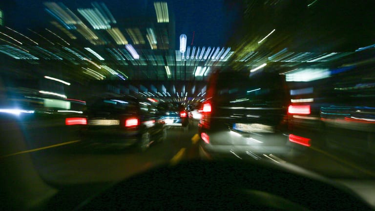 Autos fahren durch die Nacht (Symbolbild): Zwei junge Männer sind mit über 130 Kilometern pro Stunde durch Frankfurt gefahren.