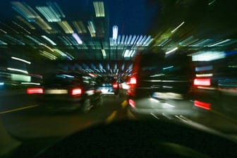 Autos fahren durch die Nacht (Symbolbild): Zwei junge Männer sind mit über 130 Kilometern pro Stunde durch Frankfurt gefahren.