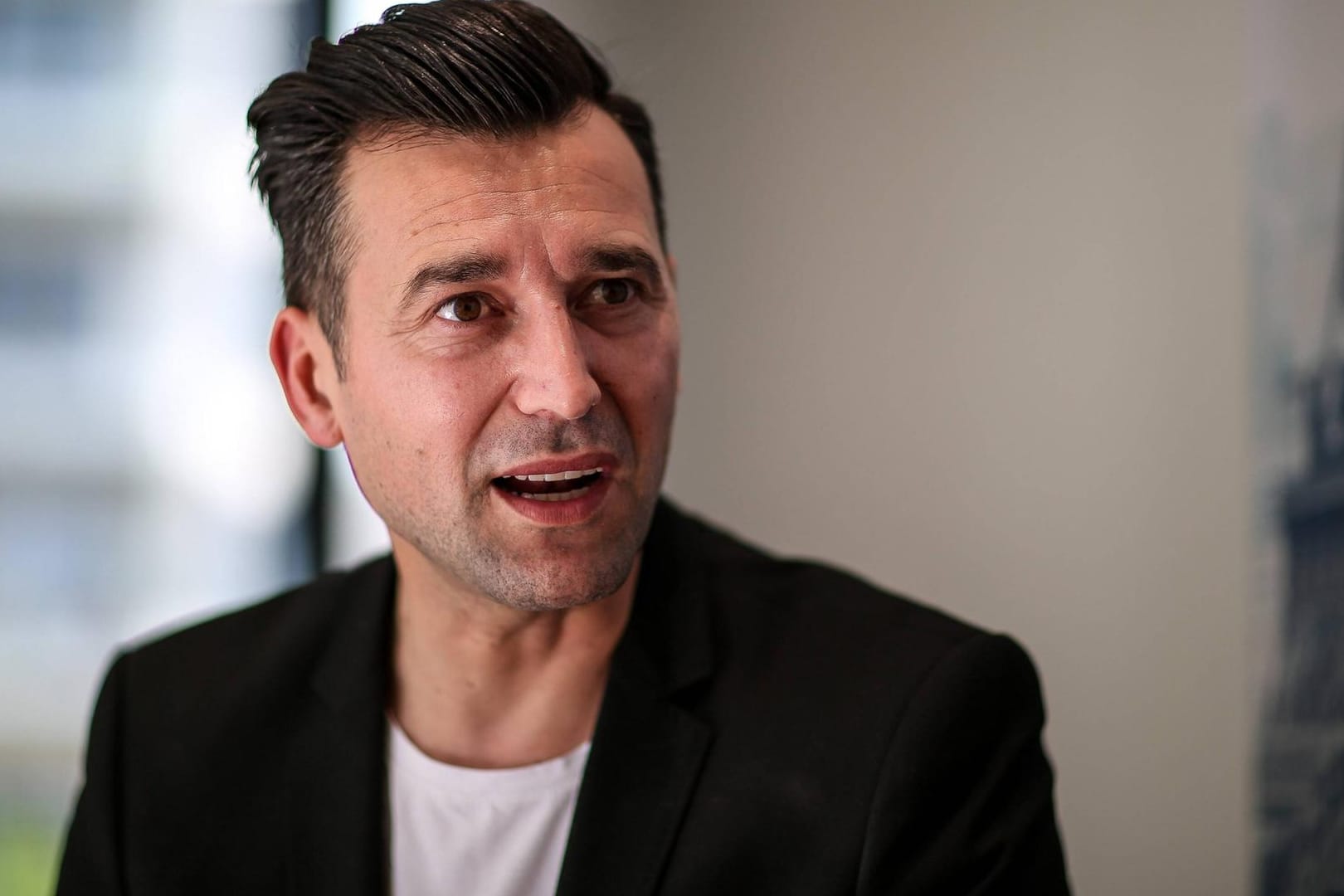 Dashi Krasnici: Der Starfriseur appelliert an die Fußballstars sowie seine Kollegen.