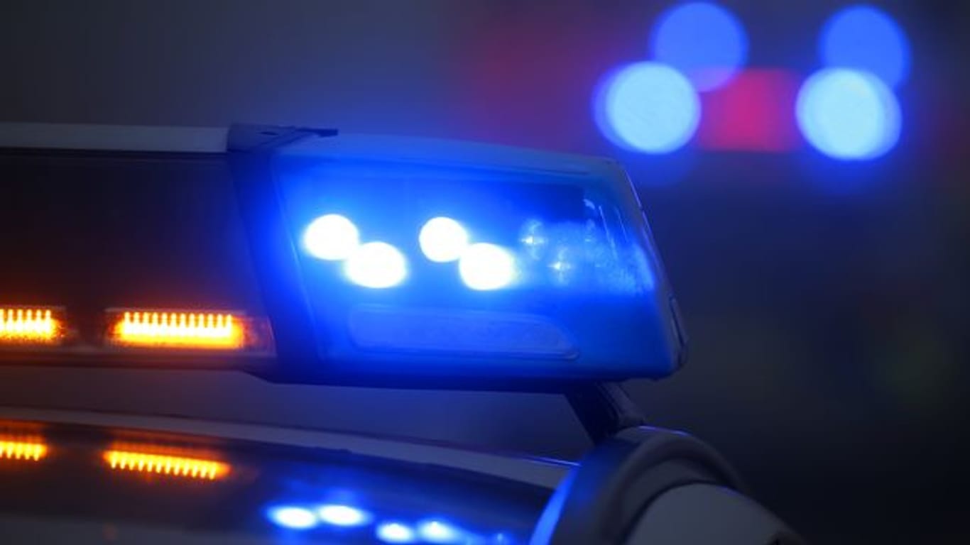 Ein Blaulicht leuchtet auf einem Polizeifahrzeug: In Bayern wurde ein Polizeibeamter bei einem Unfall schwer verletzt. (Symbolbild)