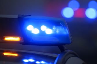 Ein Blaulicht leuchtet auf einem Polizeifahrzeug: In Bayern wurde ein Polizeibeamter bei einem Unfall schwer verletzt. (Symbolbild)
