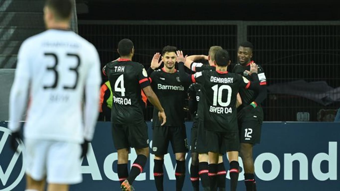 Die Spieler von Bayer Leverkusen (r) feiern das Tor zum 3:1 gegen Eintracht Frankfurt.