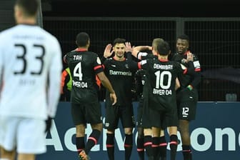 Die Spieler von Bayer Leverkusen (r) feiern das Tor zum 3:1 gegen Eintracht Frankfurt.