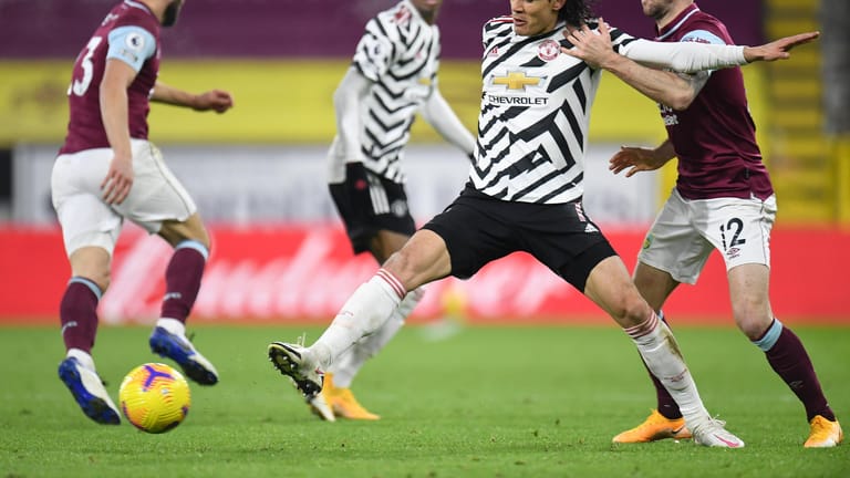 Edinson Cavani von Manchester United kämpft um den Ball: Der Klubliegt nun an der Tabellenspitze der Premier League.