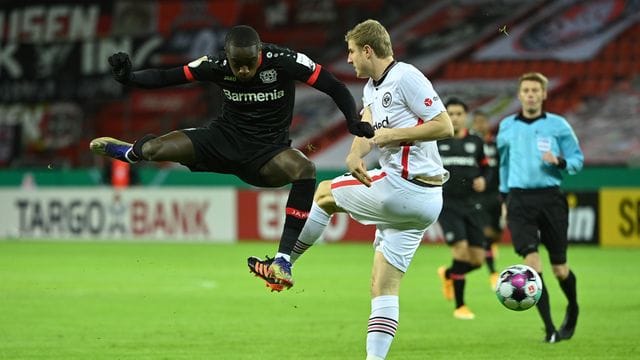 Moussa Diaby von Bayer Leverkusen (l) und Martin Hinteregger von Eintracht Frankfurt (r) kämpfen um den Ball.