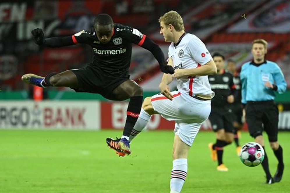 Moussa Diaby von Bayer Leverkusen (l) und Martin Hinteregger von Eintracht Frankfurt (r) kämpfen um den Ball.
