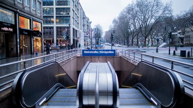 Kaum jemand ist auf der Königsallee in Düsseldorf unterwegs.