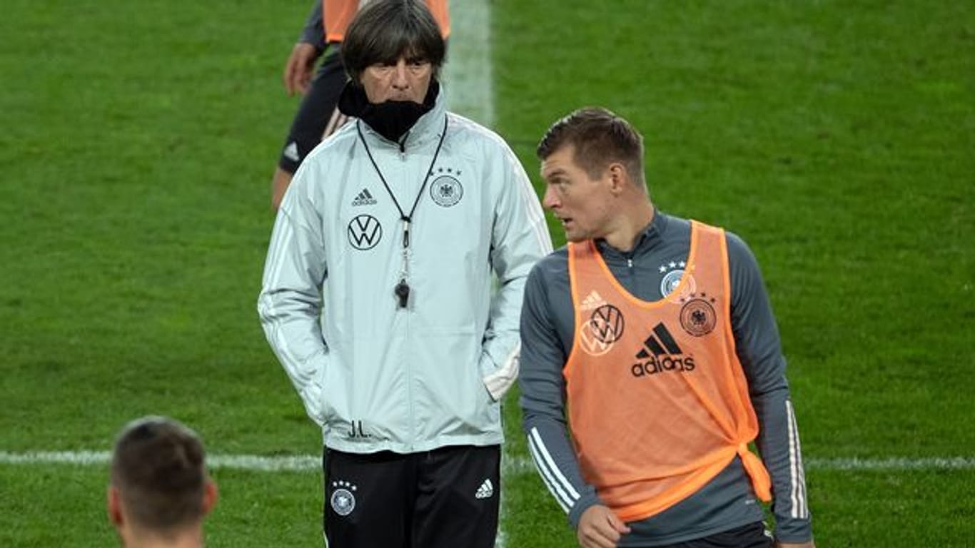 Bundestrainer Joachim Löw (r) und Toni Kroos (l) im Gespräch.