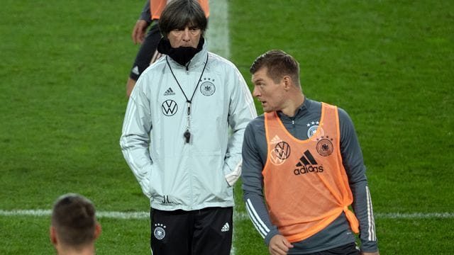 Bundestrainer Joachim Löw (r) und Toni Kroos (l) im Gespräch.