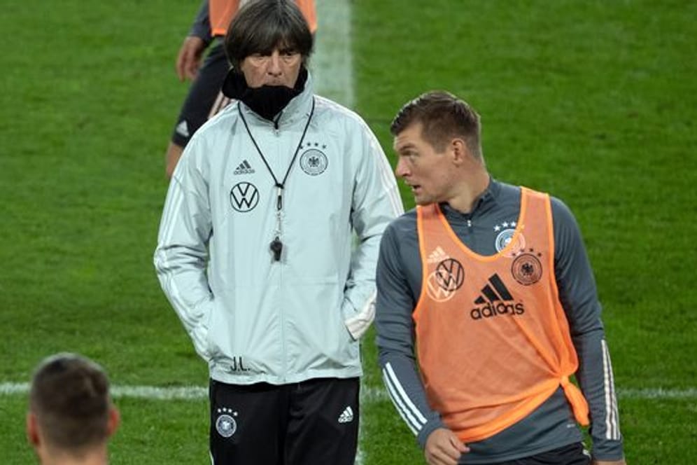 Bundestrainer Joachim Löw (r) und Toni Kroos (l) im Gespräch.