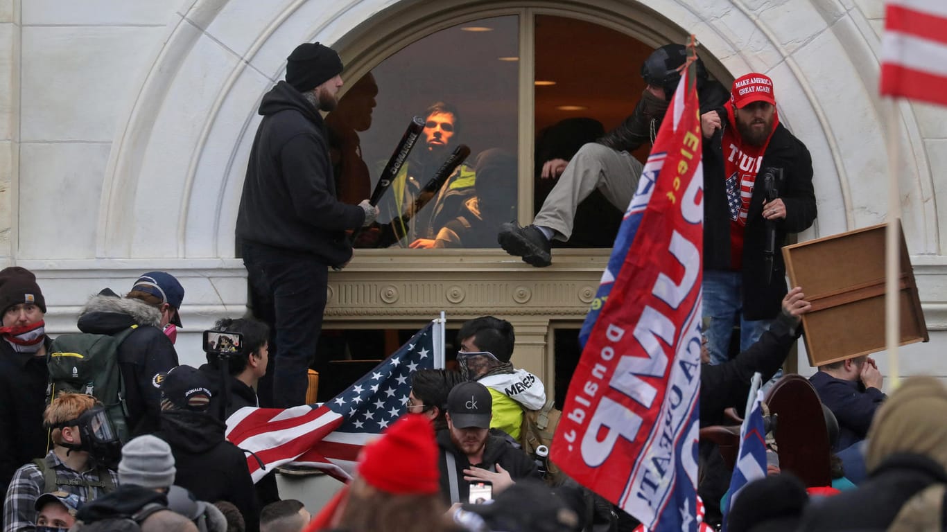 Anhänger vom US-Präsidenten stürmen das Capitol in Washington: Elmar Theveßen: "Die glauben das absolut Gute zu tun!"