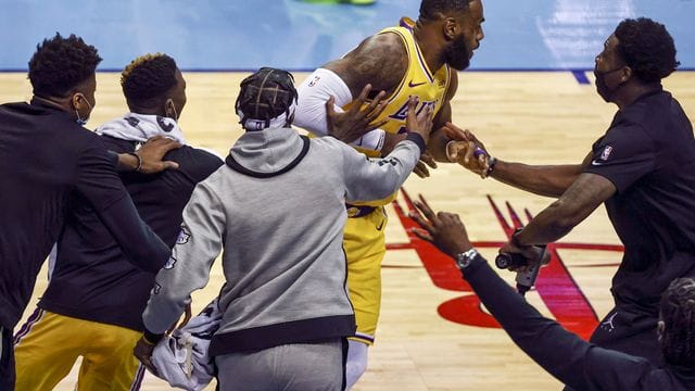 Auswechselspieler jubeln mit LeBron James (M) von den Los Angeles Lakers über einen erfolgreichen Drei-Punkte-Wurf. Auswechselspieler jubeln mit LeBron James (M) von den Los Angeles Lakers über einen erfolgreichen Drei-Punkte-Wurf.