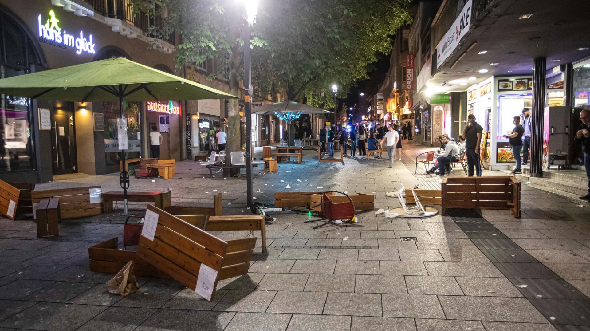 Tische und Bänke liegen auf dem Pflaster in der Stuttgarter Innenstadt (Archivbild): Zwei junge Männer müssen sich wegen versuchten Totschlags vor Gericht verantworten. Sie sollen einem Mann, der sich ihnen entgegenstellte, getreten und geschlagen haben.