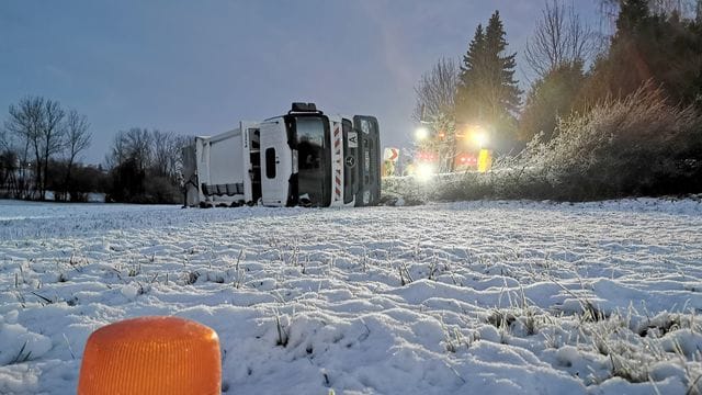Umgekippter Mülllaster bei Bretzfeld in Baden-Württemberg. Umgekippter Mülllaster bei Bretzfeld in Baden-Württemberg.