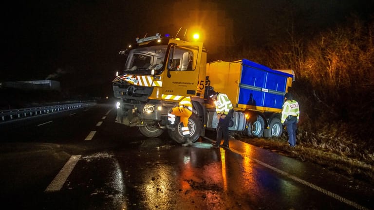Ein Räumfahrzeug der Autobahnmeisterei steht nach einem Glatteisunfall auf der B464 im Straßengraben.
