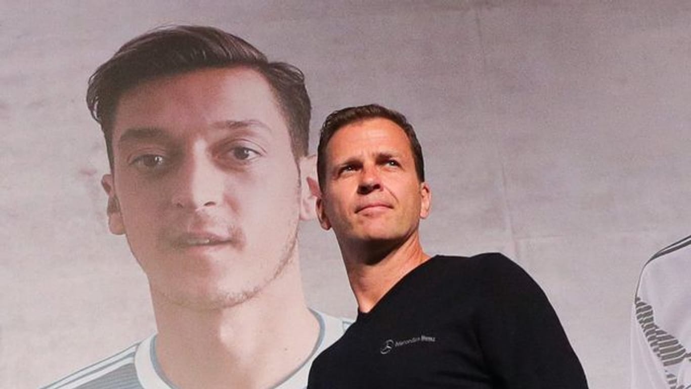 Hofft auf ein Gespräch mit Ex-Weltmeister Mesut Özil: DFB-Direktor Oliver Bierhoff.