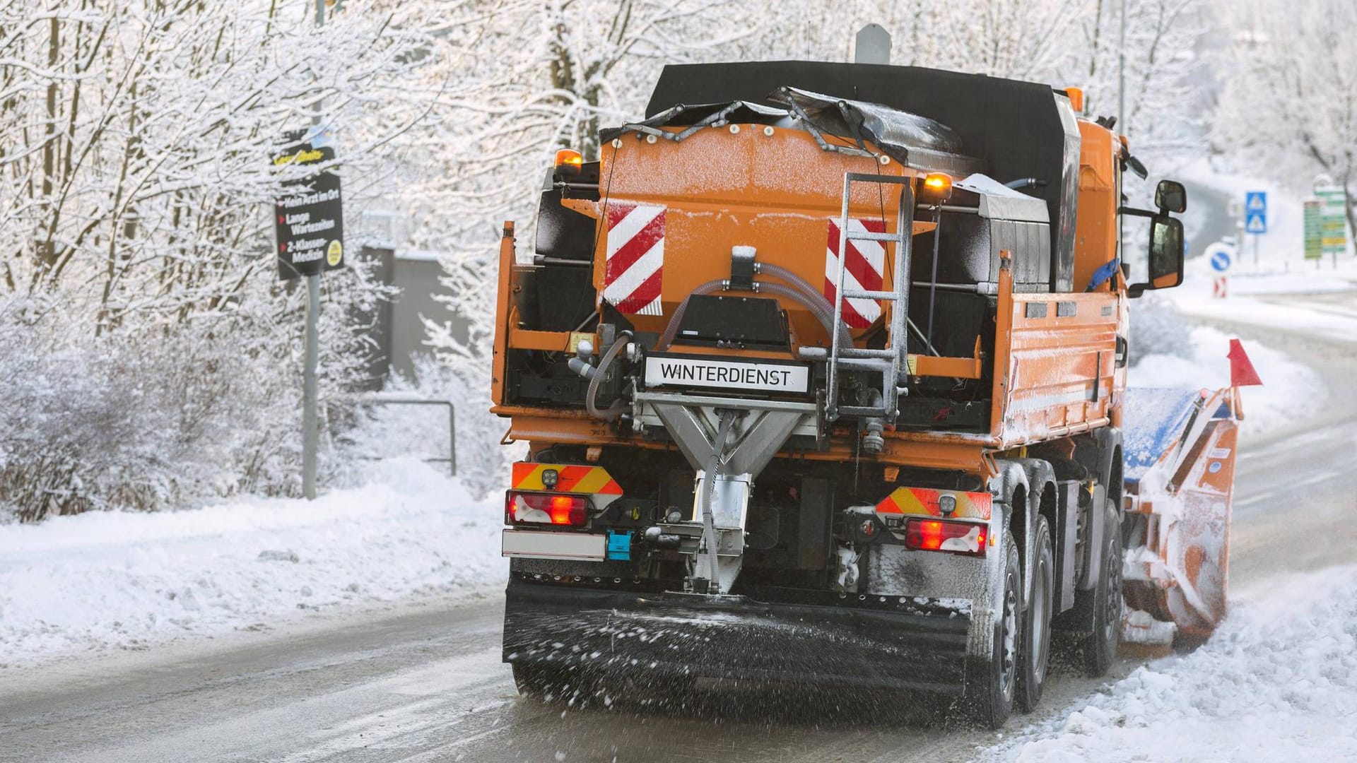 Ein Streufahrzeug im Einsatz (Symbolbild): In Bielefeld ist ein ähnliches Fahrzeug umgekippt. Ein Streufahrzeug im Einsatz (Symbolbild): In Bielefeld ist ein ähnliches Fahrzeug umgekippt.