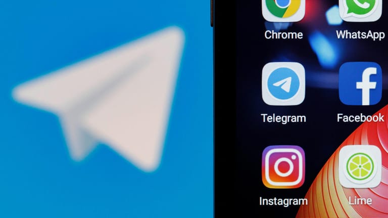 Das Logo des selbstregulierten Instant-Messaging-Dienst Telegram mit der gehörigen Telegram-App auf einem Handy *** The