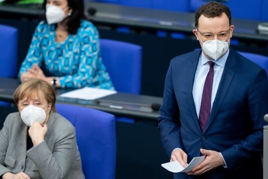 Jens Spahn geht zum Rednerpult für eine Regierungserklärung zu Corona-Impfungen.