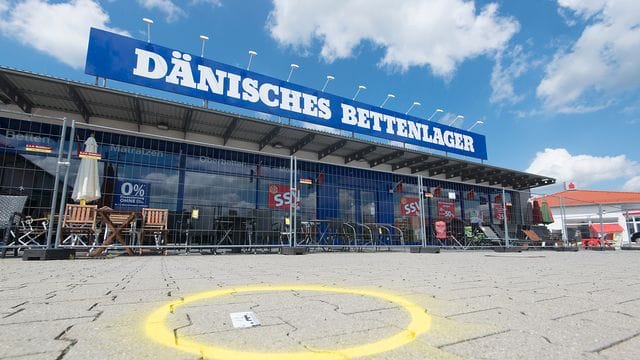 Der Tatort des Überfalls auf einen Geldtransporter auf dem Parkplatz vor einer Filiale des Dänischen Bettenlagers in Cremlingen.