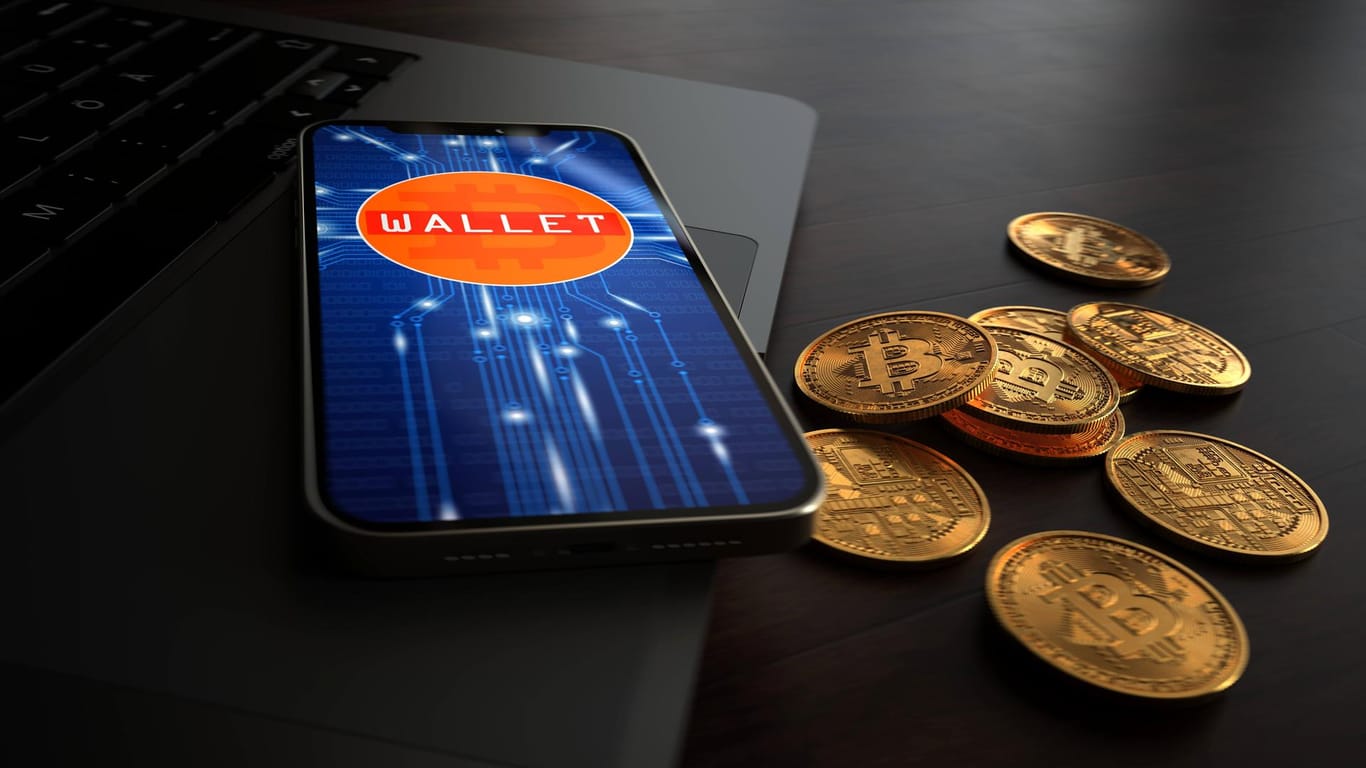 Symbolbild von einem Smartphone mit Bitcoin-Wallet: Wer hier das Passwort vergisst, ist sein digitales Geld für immer los.