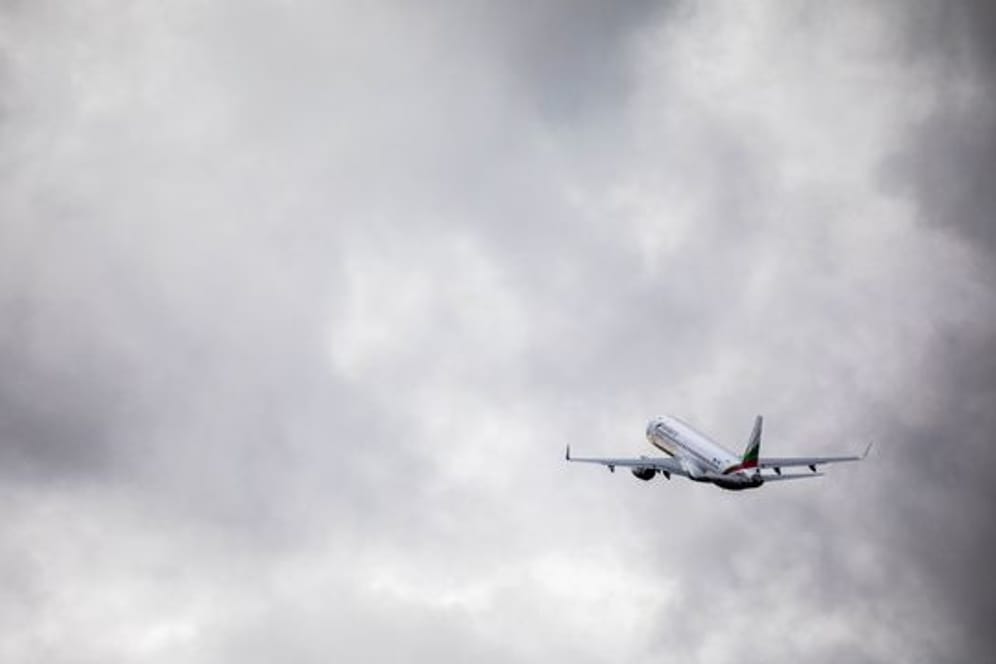 Ein Flugzeug mit abgeschobenen Menschen verlässt Deutschland.