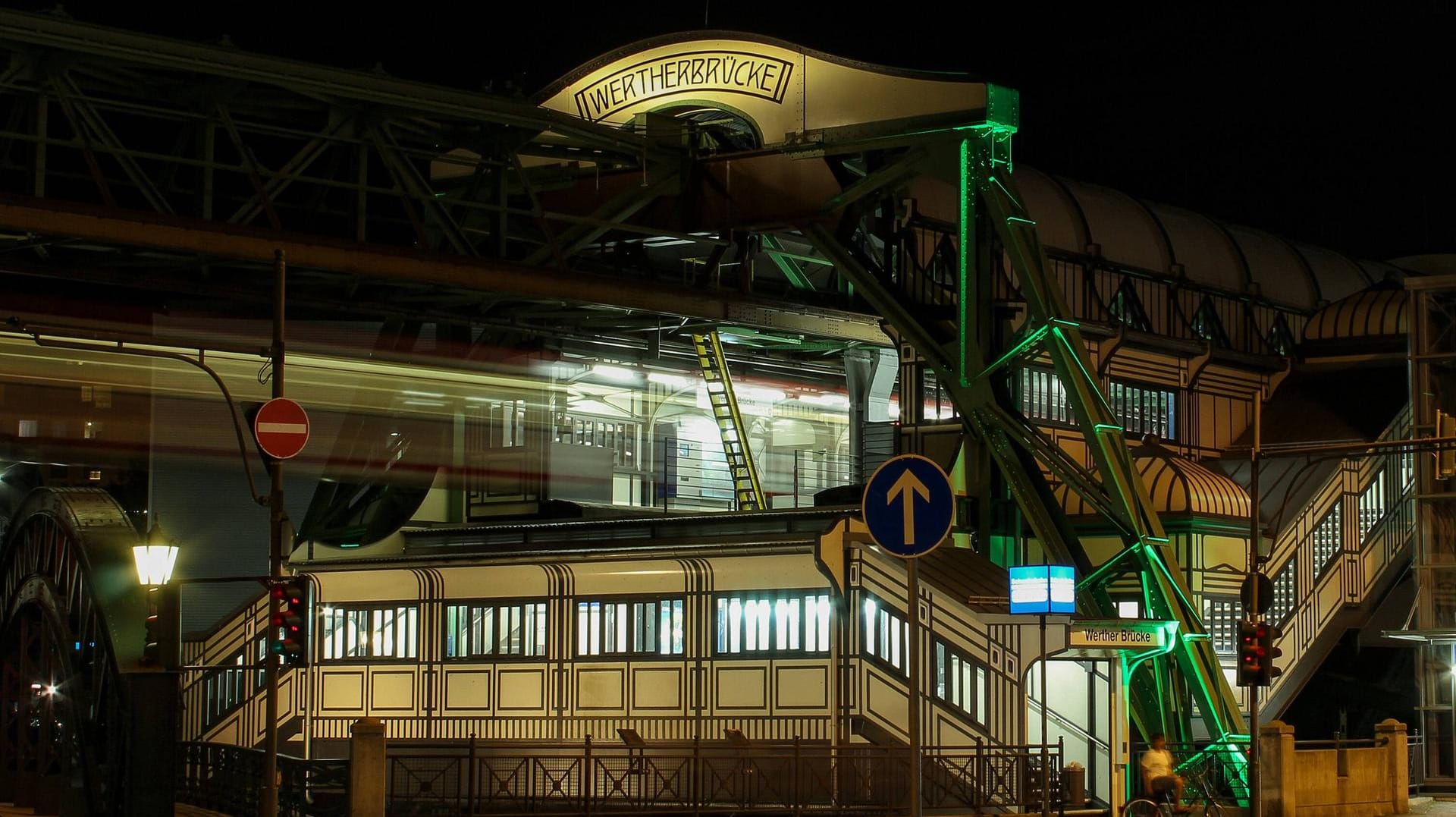 Die Wuppertaler Schwebebahnhaltestelle Werther Brücke (Archivbild): Auf der Fahrbahn der B7 in der Nähe der Station wurde eine Absackung entdeckt. Die Wuppertaler Schwebebahnhaltestelle Werther Brücke (Archivbild): Auf der Fahrbahn der B7 in der Nähe der Station wurde eine Absackung entdeckt.
