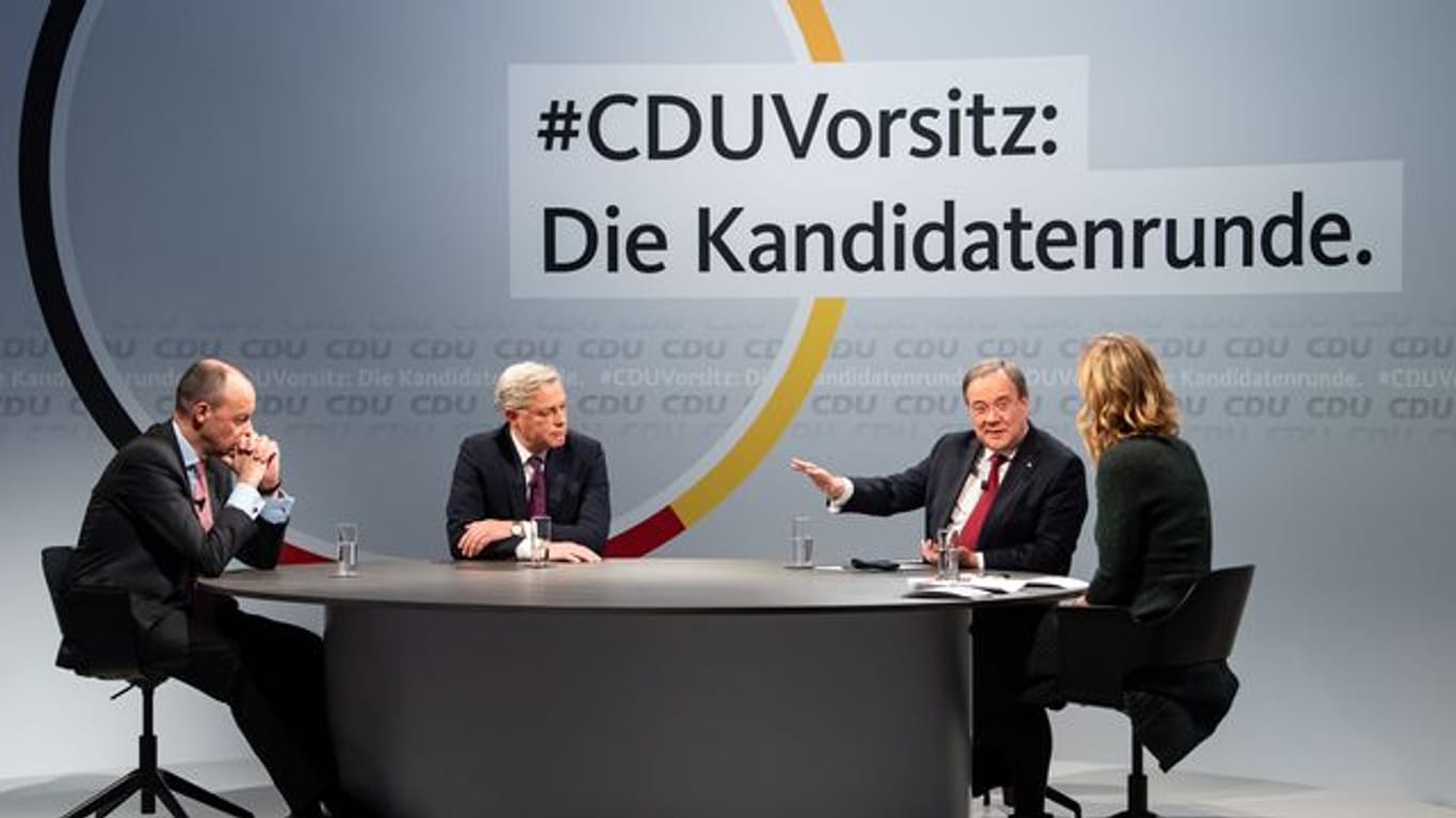 Die drei Kandidaten für den Vorsitz der CDU Deutschlands, Friedrich Merz (l-r), Norbert Röttgen und Armin Laschet zusammen mit Moderatorin Tanja Samrotzki bei einem Online-Video-Talkformat.