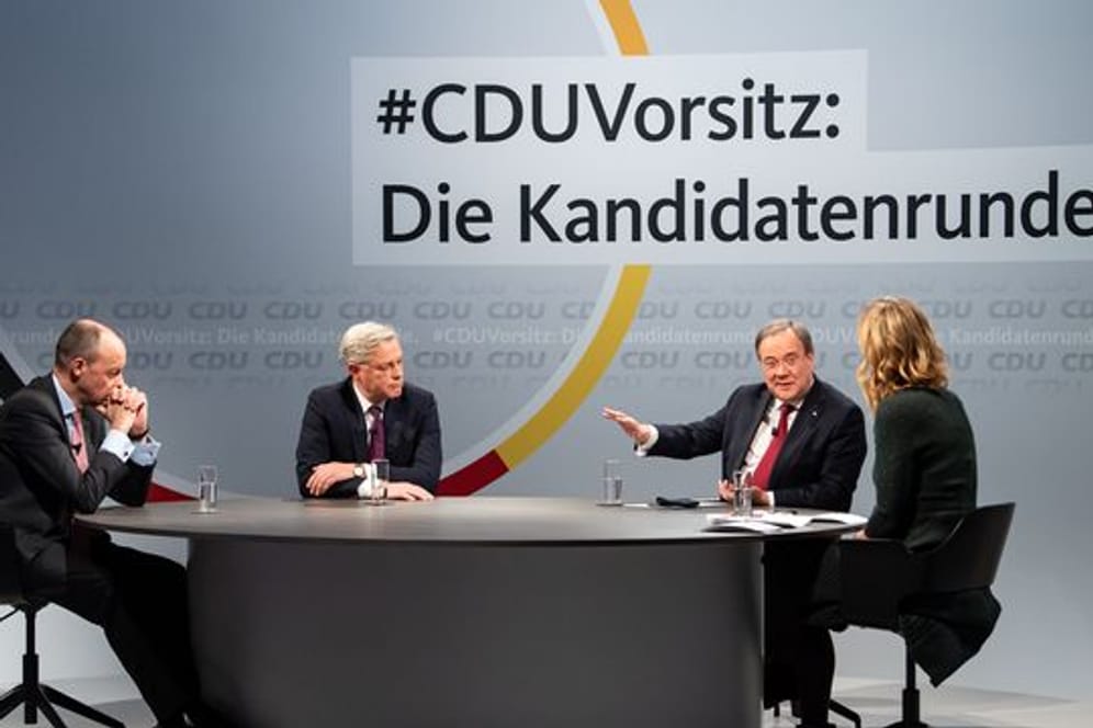Die drei Kandidaten für den Vorsitz der CDU Deutschlands, Friedrich Merz (l-r), Norbert Röttgen und Armin Laschet zusammen mit Moderatorin Tanja Samrotzki bei einem Online-Video-Talkformat.