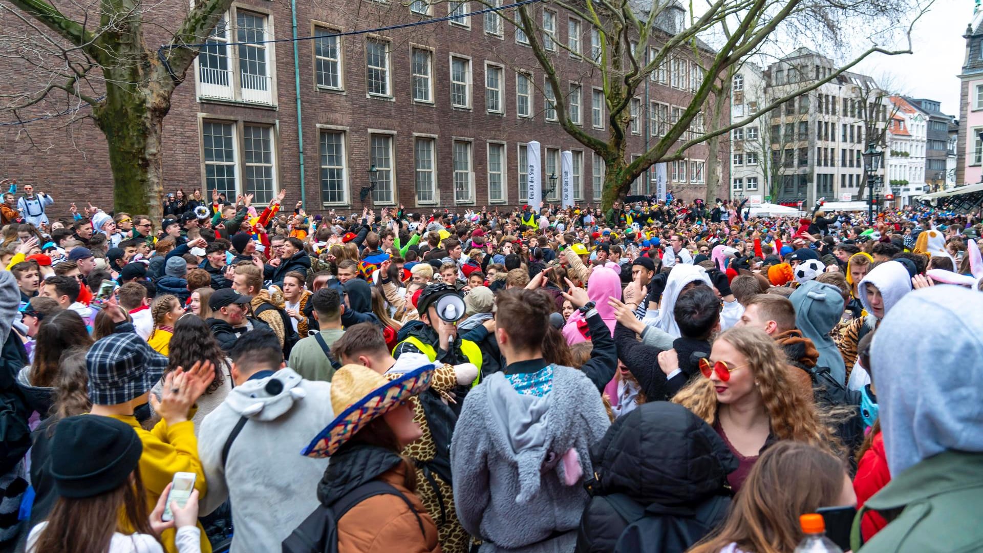 Zahlreiche Menschen feierten 2020 auf dem Rosenmontagszug in Düsseldorf (Symbolbild): Weil der Straßenkarneval in diesem Jahr entfällt, sollen auch die Landesbehörden normal weiterarbeiten. Zahlreiche Menschen feierten 2020 auf dem Rosenmontagszug in Düsseldorf (Symbolbild): Weil der Straßenkarneval in diesem Jahr entfällt, sollen auch die Landesbehörden normal weiterarbeiten.
