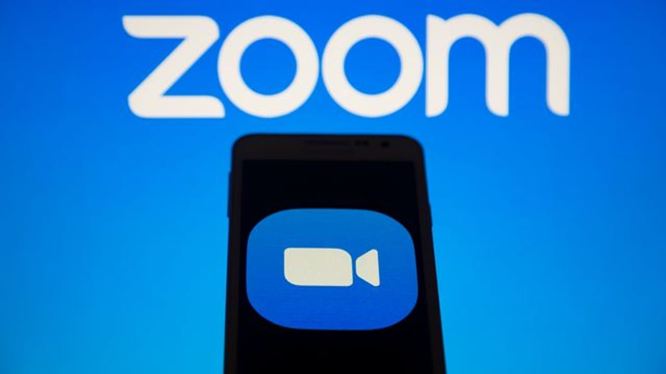 Der Videokonferenz-Dienst Zoom will seine Kassen über ein Aktienangebot im Wert von mindestens 1,5 Milliarden Dollar füllen.