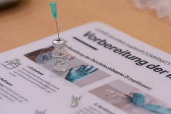 Eine Kanüle steckt in einer Ampulle mit einem Impfstoff (Symbolbild): In Hagen kann ab dem 1. Februar mit dem Impfen im Impfzentrum begonnen werden.
