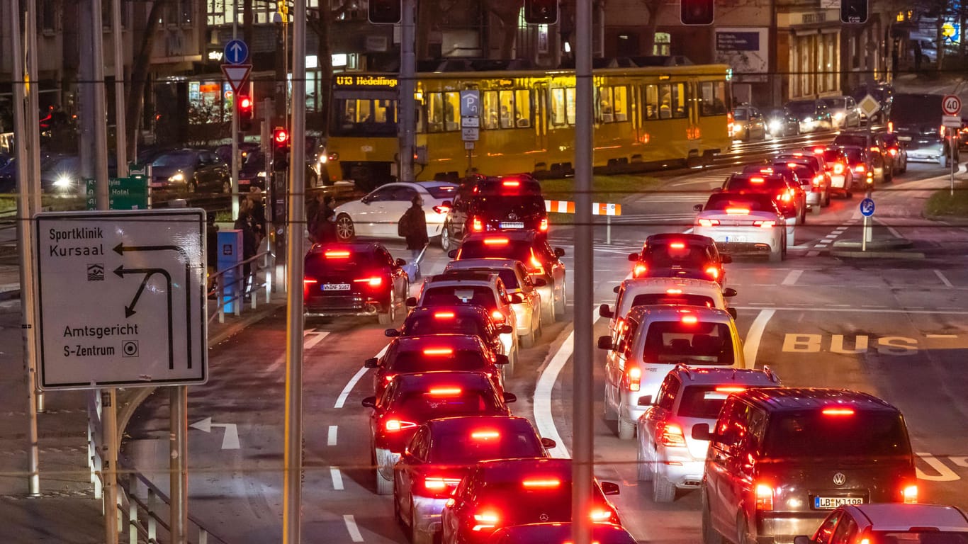 Abendlicher Stoßverkehr: Wegen der Corona-Pandemie hat sich die Fahrzeit in vielen Städten etwas verringert.