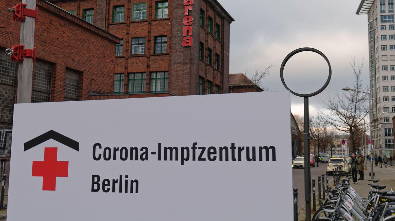 Das Corona-Impfzentrum in der Arena in Treptow: In Berlin werden Impfdosen des Herstellers Moderna zurückgehalten. Denn bei Lagerung und Transport könnte es Probleme gegeben haben.