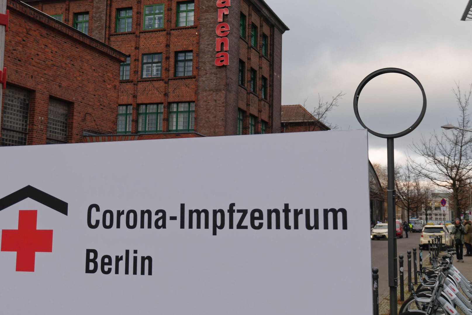 Das Corona-Impfzentrum in der Arena in Treptow: In Berlin werden Impfdosen des Herstellers Moderna zurückgehalten. Denn bei Lagerung und Transport könnte es Probleme gegeben haben.