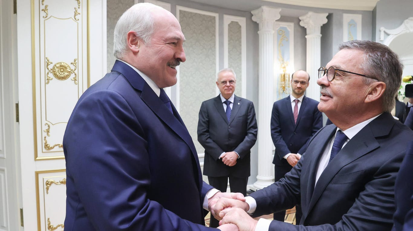 Alexander Lukashenko (li.) und Rene Fasel (re.): Die Eishockey-WM findet dieses Jahr in Belarus statt.