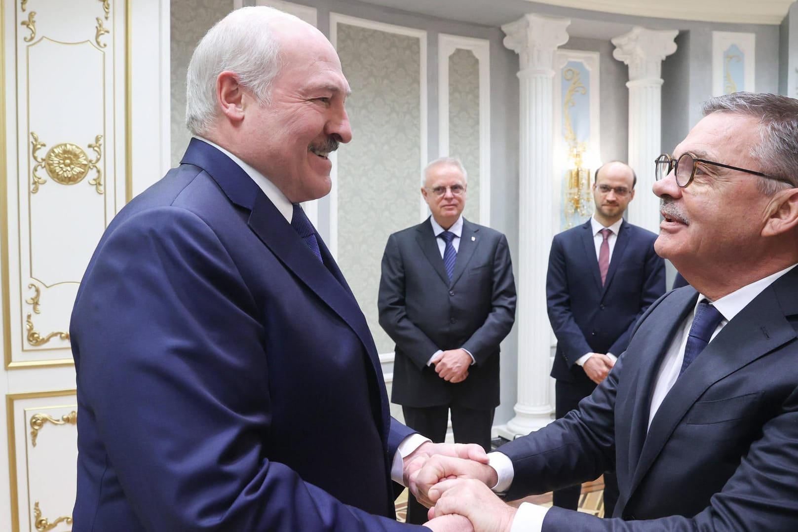 Alexander Lukashenko (li.) und Rene Fasel (re.): Die Eishockey-WM findet dieses Jahr in Belarus statt.