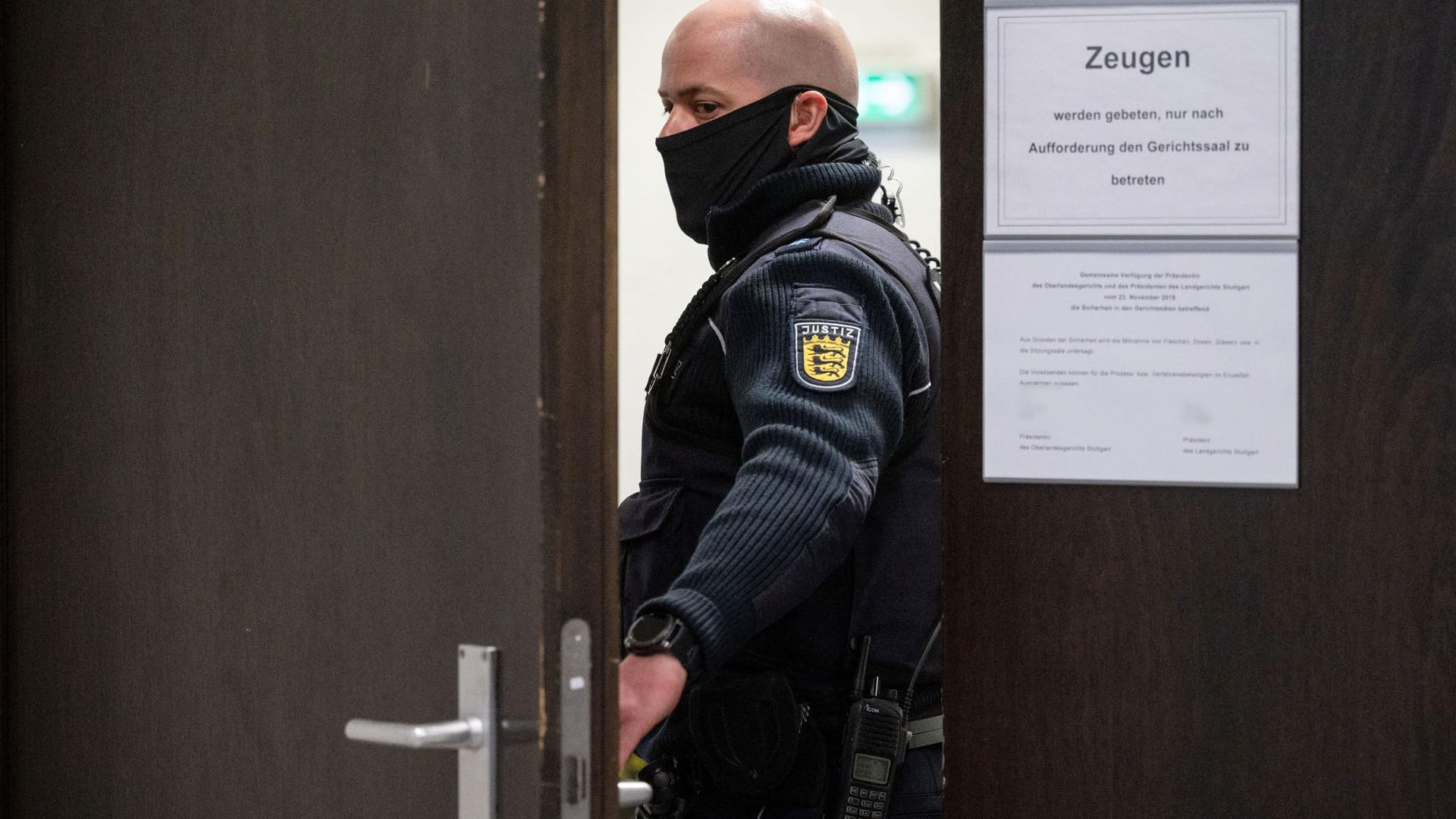 Ein Justizbeamter schließt die Tür zu Saal 1 des Landgerichts Stuttgart: Der Krawallnacht-Prozess gegen zwei 17- und 19-Jährige wird ohne Öffentlichkeit verhandelt. Ein Justizbeamter schließt die Tür zu Saal 1 des Landgerichts Stuttgart: Der Krawallnacht-Prozess gegen zwei 17- und 19-Jährige wird ohne Öffentlichkeit verhandelt.