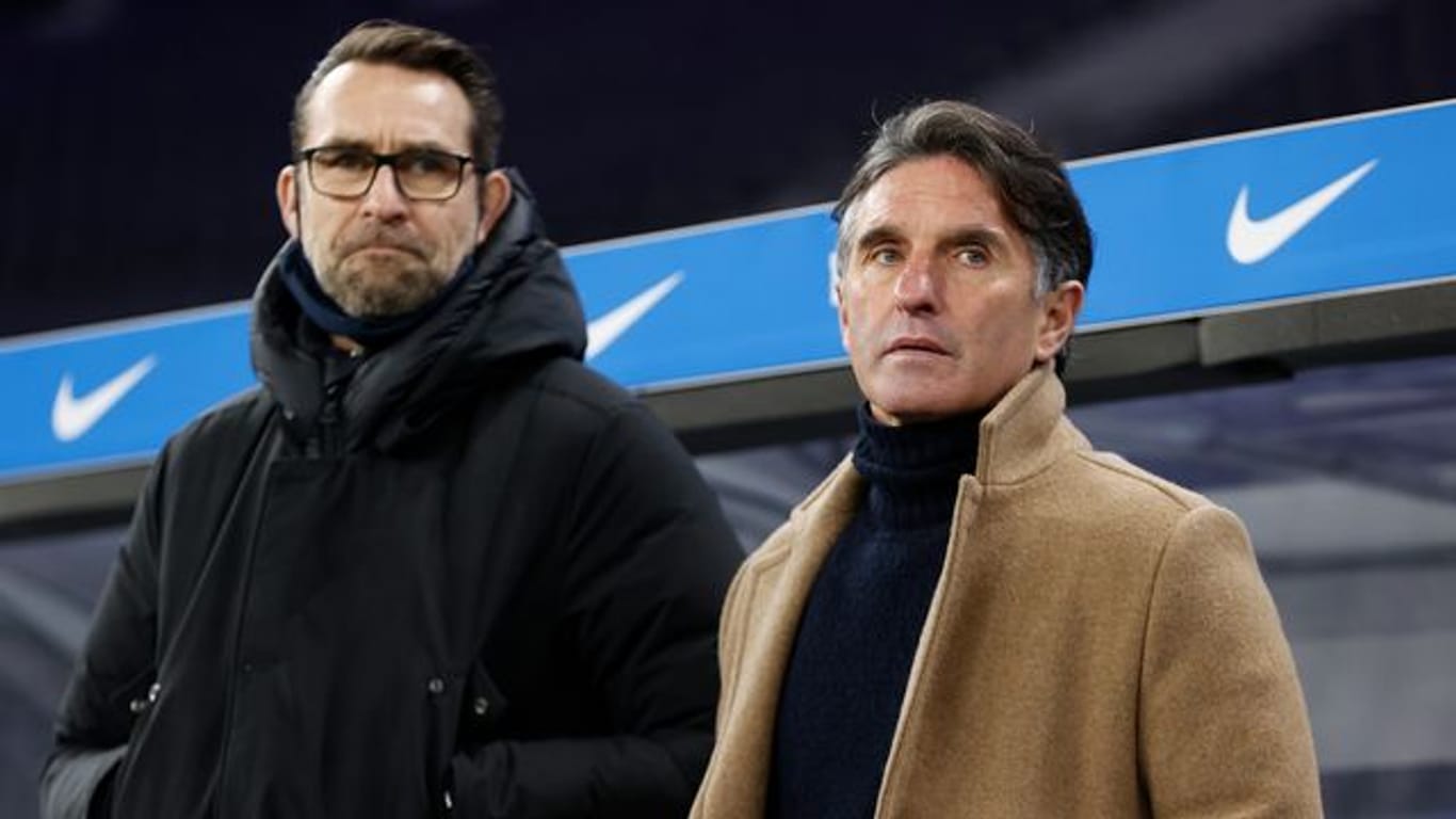 Stellt sich demonstrativ hinter Hertha-Coach Bruno Labbadia (r): Manager Michael Preetz.