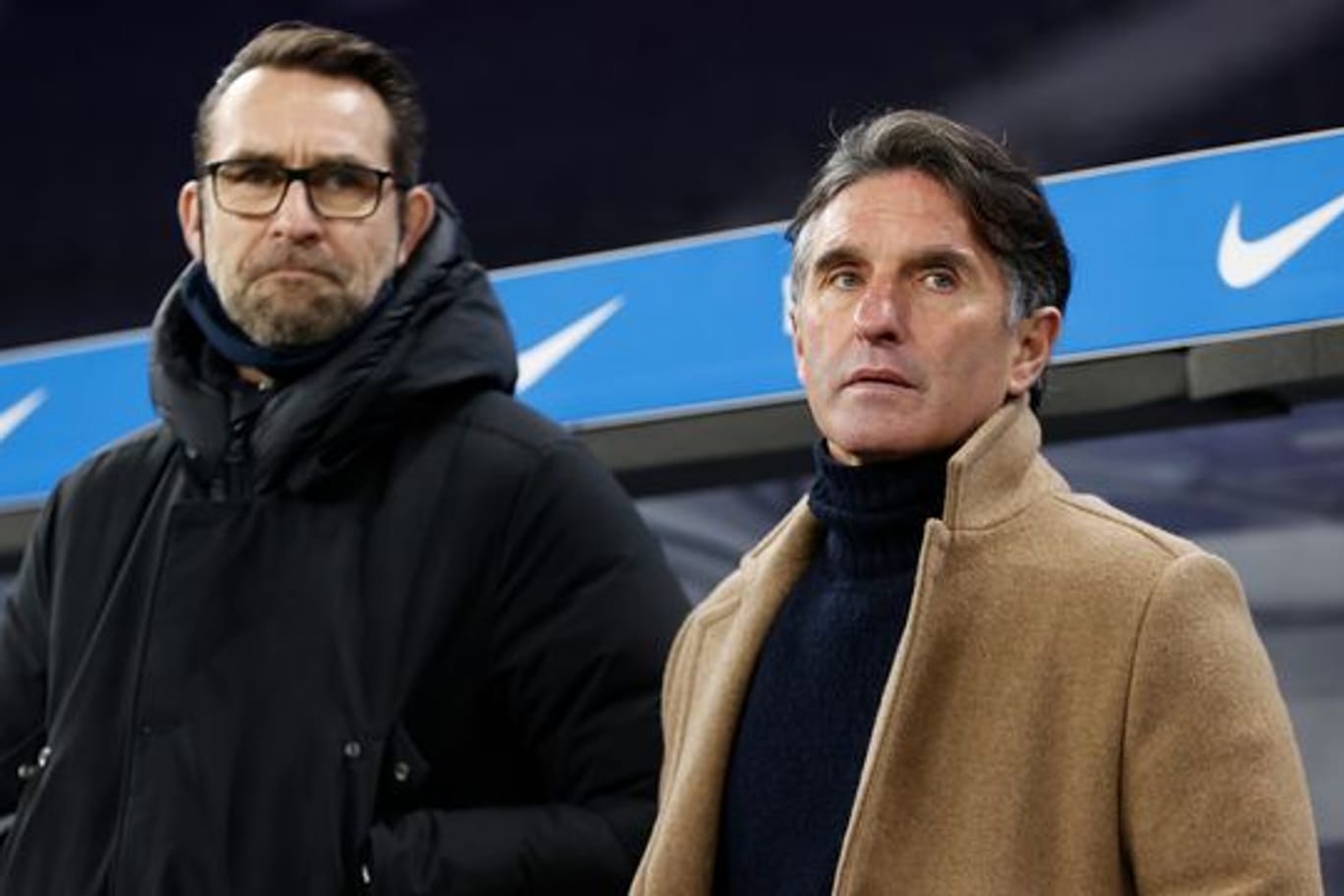 Stellt sich demonstrativ hinter Hertha-Coach Bruno Labbadia (r): Manager Michael Preetz.