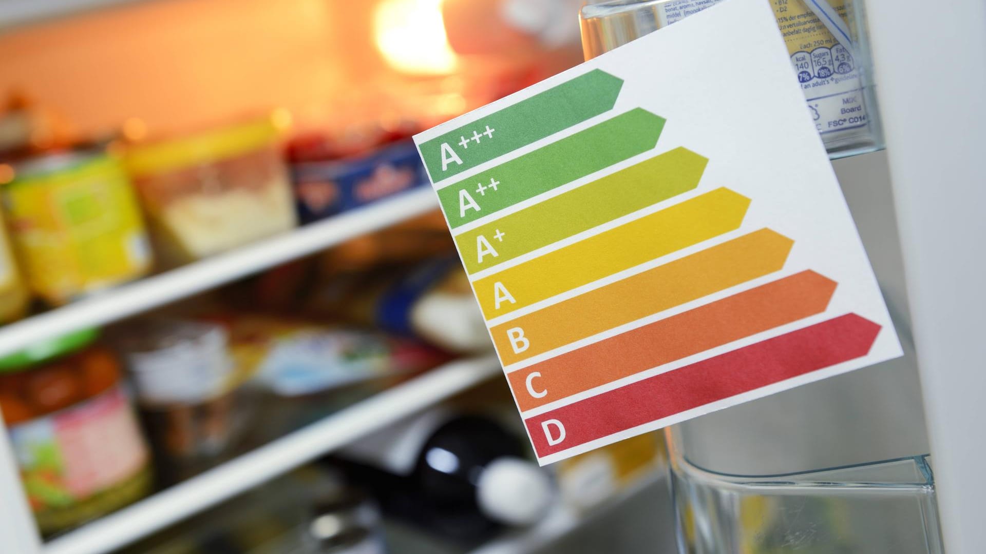 Ein Zettel mit Energieeffizienzklassen hängt an einem Kühlschrank (Symbolbild): Allein zwischen 2012 und 2018 wurde in privaten Haushalten in Dortmund zehn Prozent weniger Strom verbraucht. Ein Zettel mit Energieeffizienzklassen hängt an einem Kühlschrank (Symbolbild): Allein zwischen 2012 und 2018 wurde in privaten Haushalten in Dortmund zehn Prozent weniger Strom verbraucht.