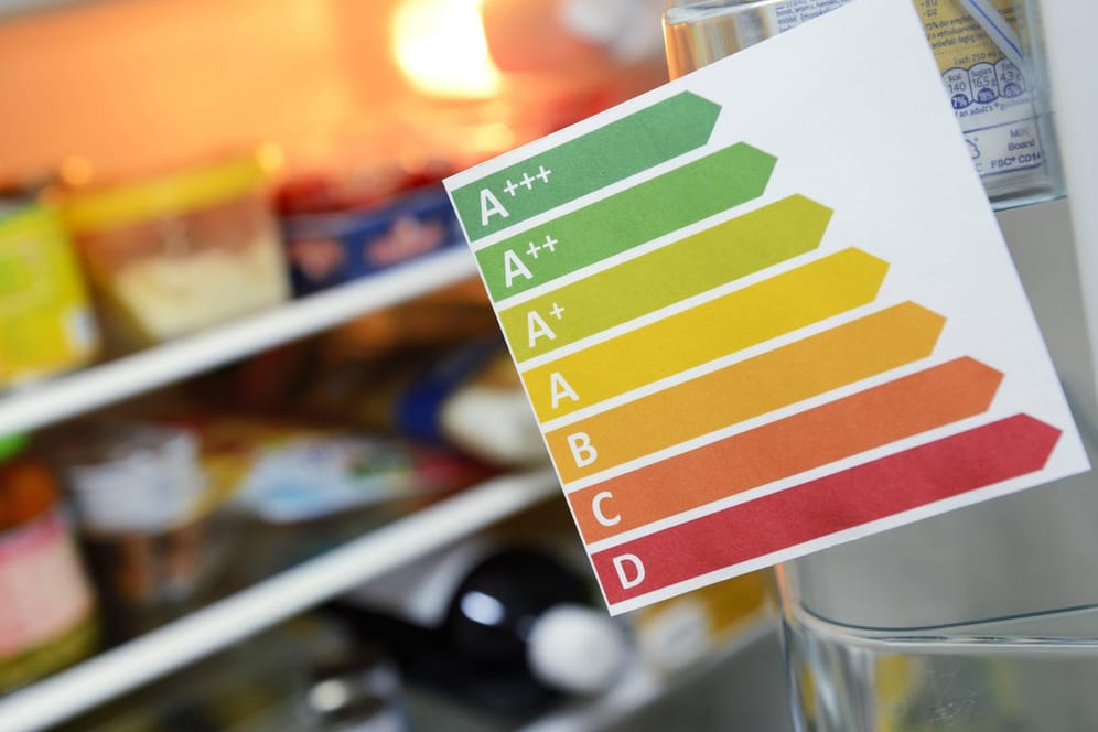 Ein Zettel mit Energieeffizienzklassen hängt an einem Kühlschrank (Symbolbild): Allein zwischen 2012 und 2018 wurde in privaten Haushalten in Dortmund zehn Prozent weniger Strom verbraucht.