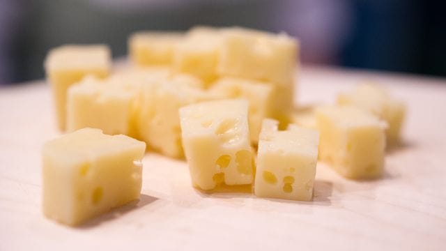 Snacks: Die Verbraucherzentrale Bremen hat die Nährwerte von Käse- und Fleischsnacks mit klassischen Chips, Salzstangen und Erdnussflips verglichen.